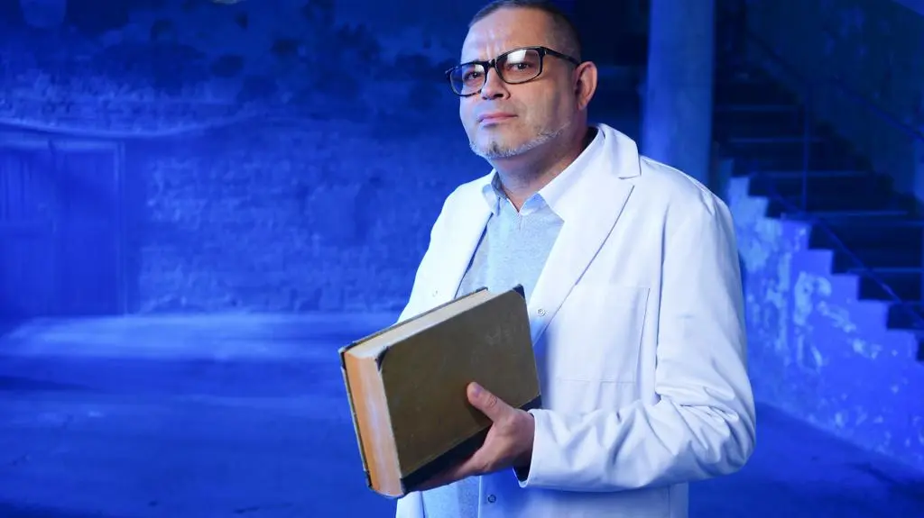 Dr n. med. Tomasz Wasyłyszyn na planie czołówki programu "Pogromcy medycznych mitów"