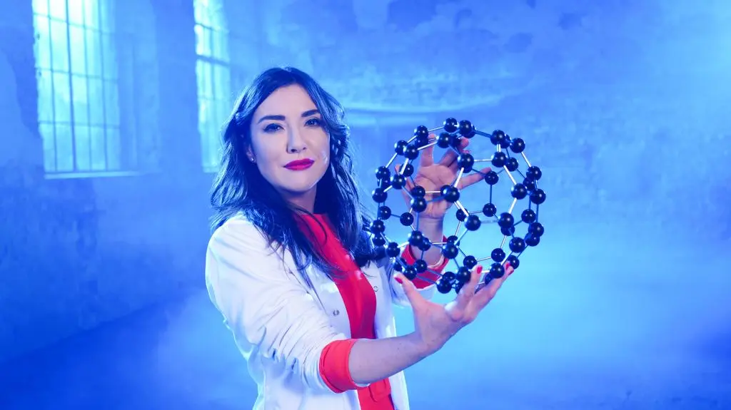 Dr nauk biologii medycznej Patrycja Szachta na planie czołówki programu "Pogromcy medycznych mitów"