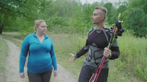 "Eks-tra zmiana": pierwszy krok Beaty do chodzenia z kijkami - lekcja nordic walkingu z trenerem