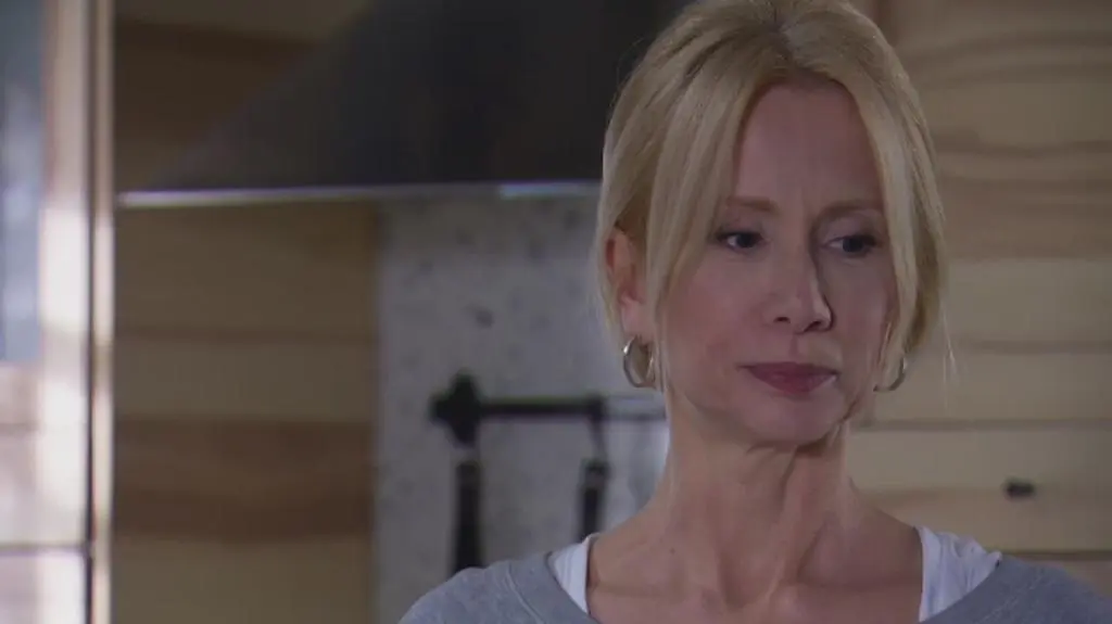 Ostrowski przynosi Ewie bukiet róż i oznajmia, że zapisał się na terapię. Wszystko dla niej! Hofferowa przyjmuje to dość chłodno – stracone zaufanie bardzo trudno odbudować… 