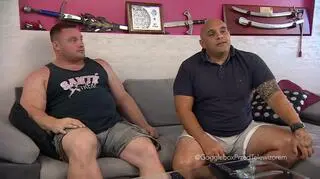 W 3. odcinku Gogglebox. Przed telewizorem bohaterowie będą komentować nowe programy telewizyjne. Przekonajcie się, czy Dominik Abus umie śpiewać. 