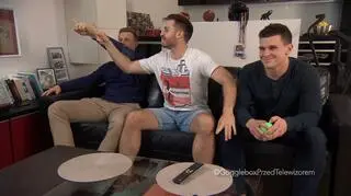 Gogglebox: Konrad śpiewa w duecie z Krzyśkiem!