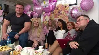 Ekipa "Gogglebox. Przed Telewizorem" na babyshower Sylwii Bomby. Na zdjęciu znajdują się: Krzysztof Radzikowski, Ewa Mrozowska, Agnieszka Kotońska, Damian Nagana, Marek Morus, Izabela Zeiske. 