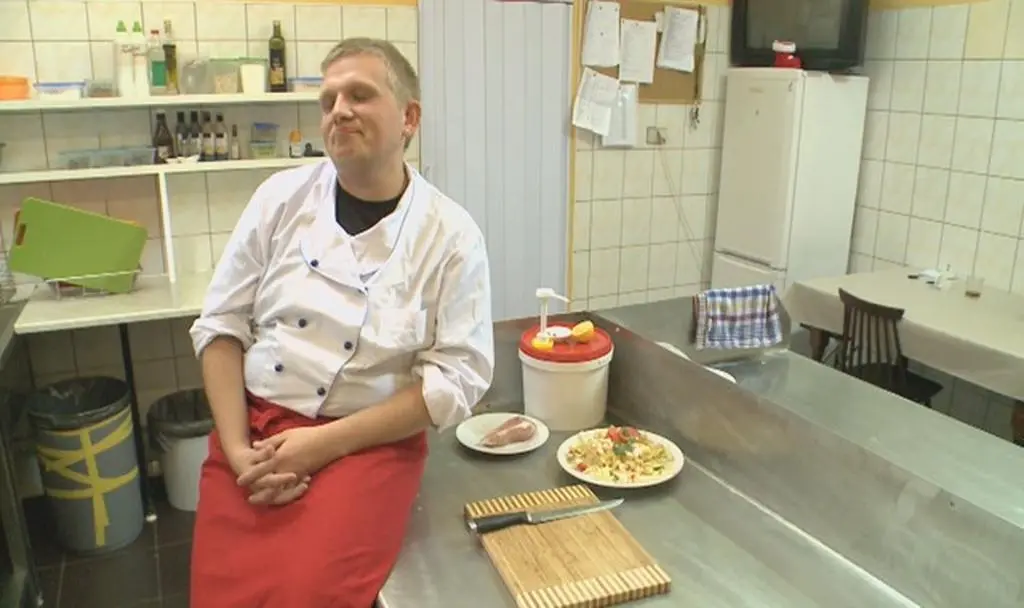 "Enigma" to ani restauracja, ani klub. W dodatku w nie do końca urokliwym zakątku Radomia. Właścicielka "Enigmy" przyznaje: "Jest gorzej niz źle". Sytuację próbuje ratować szef kuchni, choć kucharzem dobrym nie jest. Stawia na temperament. Czy Magda mogłaby tu nie dotrzeć? Tylko jej rewolucje mogą uratować to  miejsce!