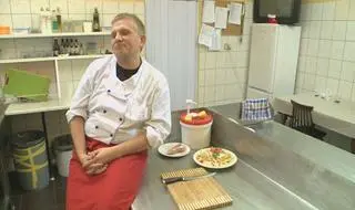 "Enigma" to ani restauracja, ani klub. W dodatku w nie do końca urokliwym zakątku Radomia. Właścicielka "Enigmy" przyznaje: "Jest gorzej niz źle". Sytuację próbuje ratować szef kuchni, choć kucharzem dobrym nie jest. Stawia na temperament. Czy Magda mogłaby tu nie dotrzeć? Tylko jej rewolucje mogą uratować to  miejsce!