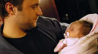 Dumny tata trzymała na rękach swoją małą córeczkę.