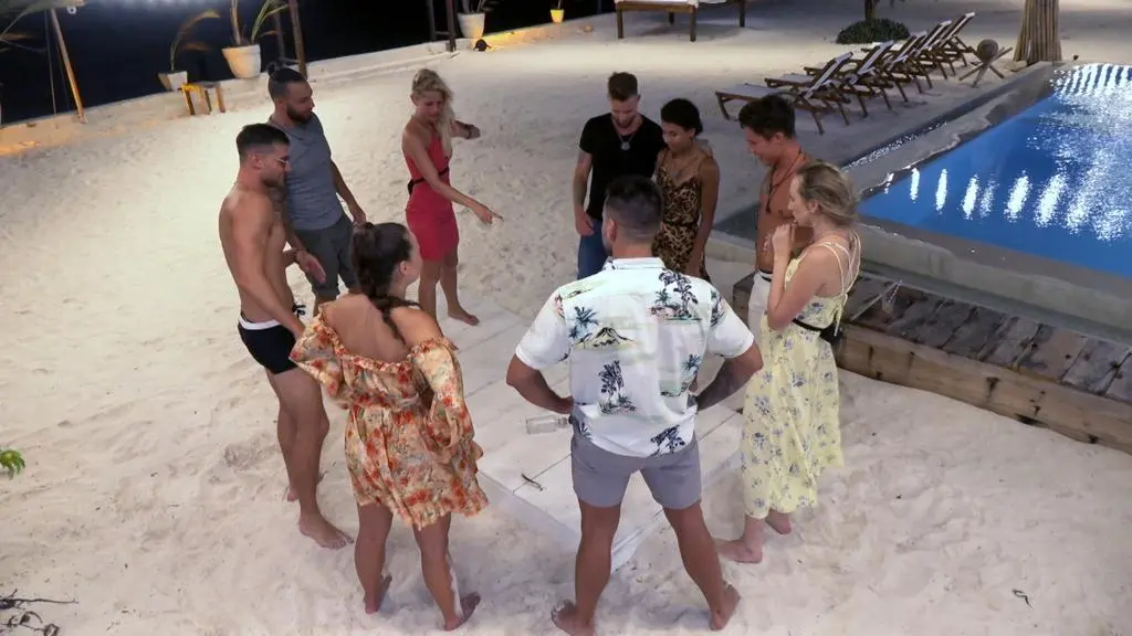 Hotel Paradise 3: Gra w butelkę 