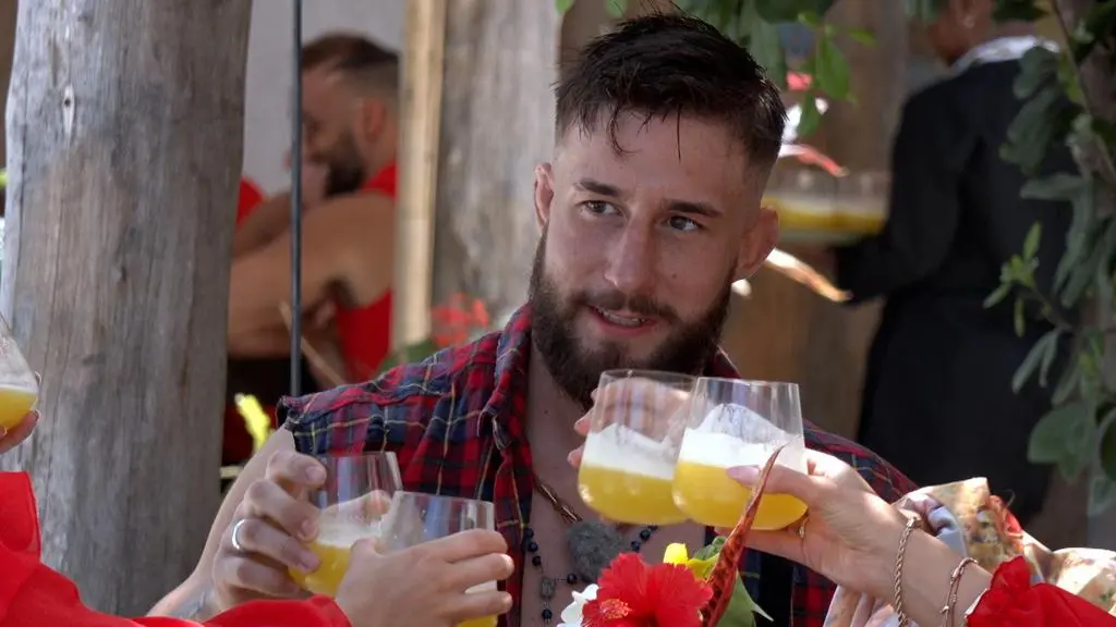 Hotel Paradise 3: Michał na obiedzie z dziewczynami