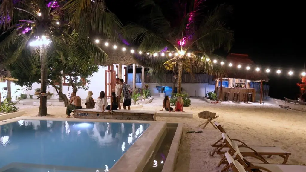 Hotel Paradise 3: Uczestnicy przed hotelem