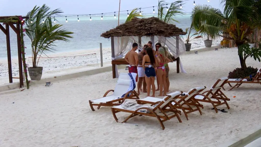 Hotel Paradise 3: Uczestnicy przed hotelem