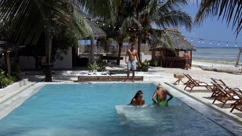 Hotel Paradise 3: Uczestnicy przed hotelem