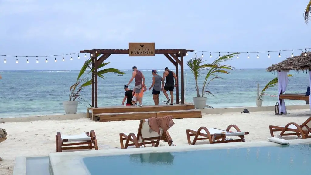 Hotel Paradise 4: Chłopaki w drodze na trening