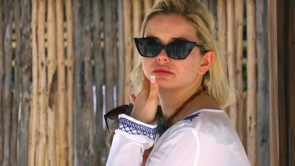 Hotel Paradise 4: Karolina