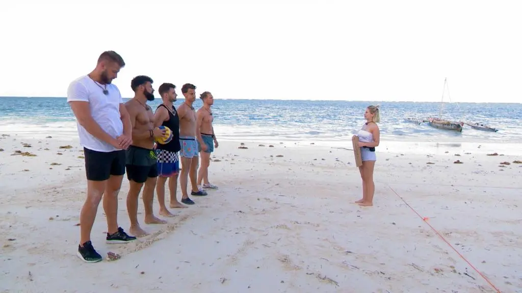 Hotel Paradise 4: Karolina z chłopakami