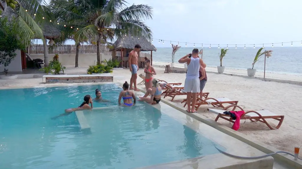 Hotel Paradise 4: Relaks nad basenem