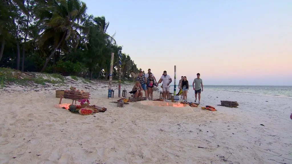Hotel Paradise 4: Uczestnicy na plaży
