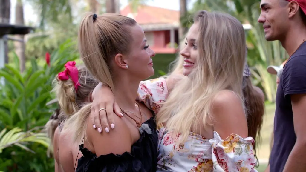 Hotel Paradise 5: Karolina i Domi