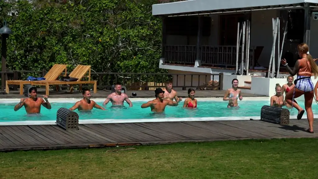 Hotel Paradise 5: Zabawy w basenie