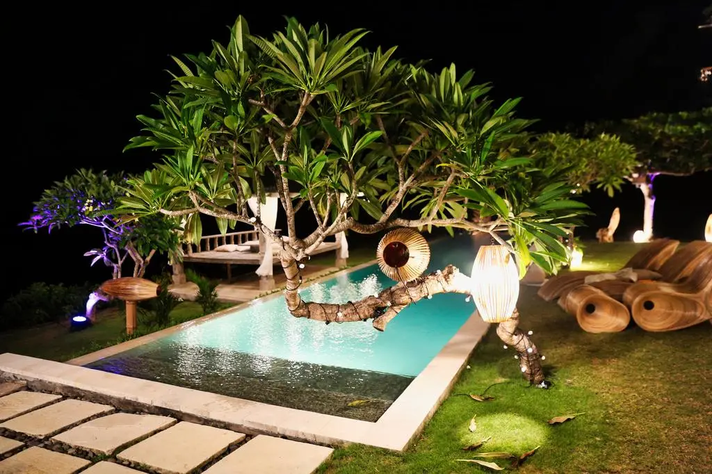 Hotel Paradise: Ogród nocą 