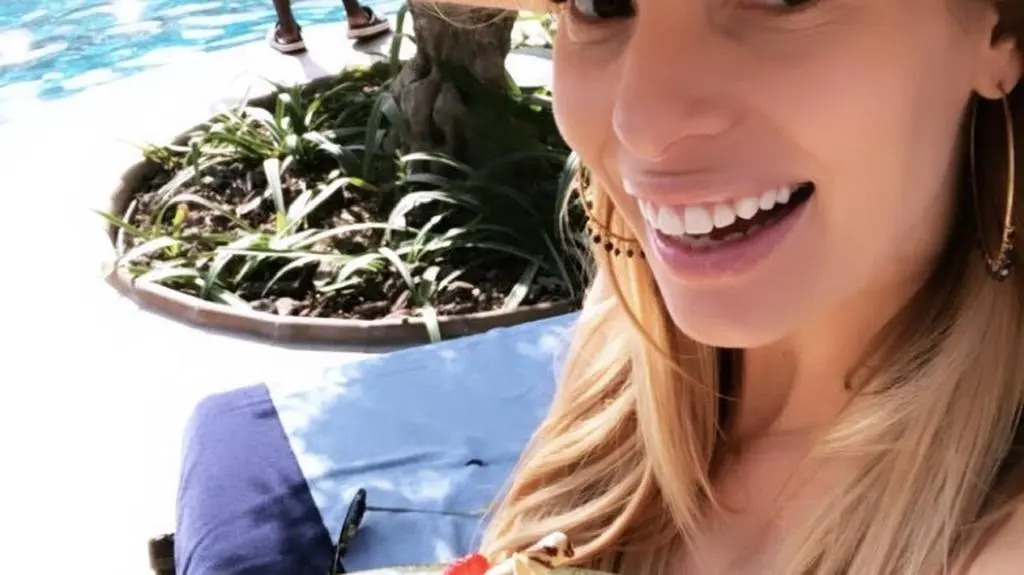 Izabela Janachowska nad basenem