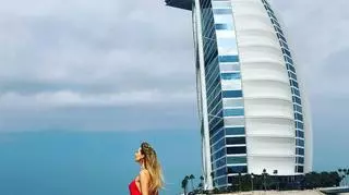 Izabela Janachowska pozuje do zdjęcia na plaży w Dubaju