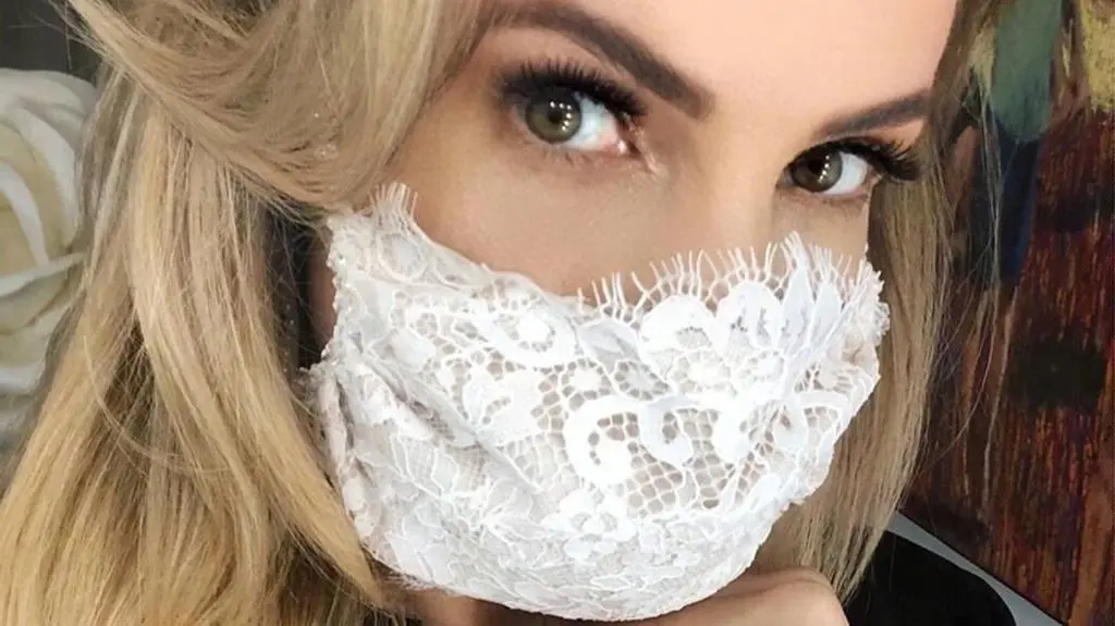 Izabela Janachowska w maseczce swojego projektu