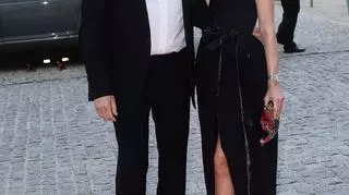 Izabela Janachowska z mężem Krzysztofem Jabłońskim przed wejściem na rozdanie Nagród Polskiej Rady Biznesu