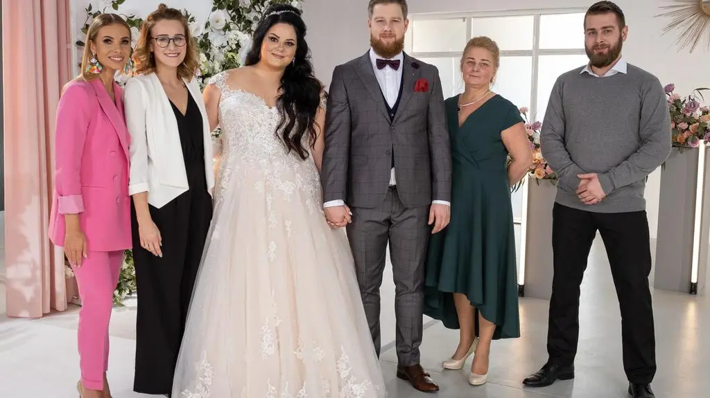 Izabela Janachowska z parą młodą: Natalia i Damianem oraz ich bliskimi