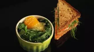 Jajka ze szpinakiem i tosty z łososiem