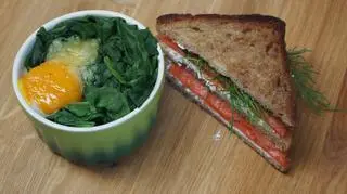 Jajka ze szpinakiem i tosty z łososiem