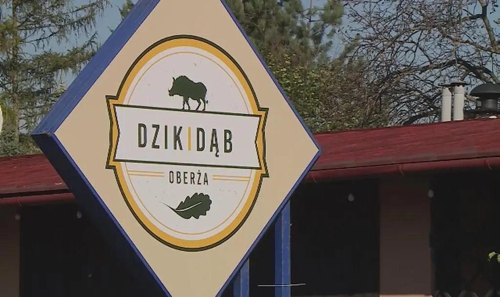 Dawna Pizza Bella zamieniła się w Oberżę Dzik i Dąb. Ze stołów zniknęły brzydkie ceraty, a zamiast tego pojawiła się piękna zastawa. Na kolację zaserwowano chrupiące zapiekanki pomysłu Magdy Gessler, warzywną zupę purpurową z musem malinowym, sałatkę z buraków i rzodkiewek oraz chrupiące schabowe - wieprzowe i z dzika! Czy zmiana z pizzeri w restaurację opłaci się nowym właścicielom? My jesteśmy na tak! 