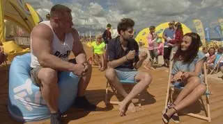 Zobaczcie fragment relacji z "Projektu Plaża" w Świnoujściu, gdzie Janek Pirowski rozmawiał z naszymi gwiazdami programu "Gogglebox. Przed Telewizorem". Plażowicze mogli spotkać się tam między innymi z Krzysztofem Radzikowskim, Agnieszką Kotońską i Sandrą Zagrodnik. 