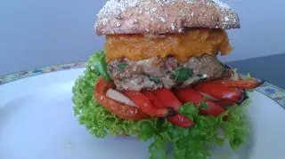 Jesienny burger wołowy z sosem dyniowym z chili i pieczonymi warzywami