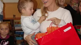 Joanna Krupa obdarowała wszystkie dzieci słodyczami i prezentami