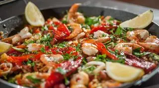 Jolanta Naklicka- Kleser: Paella z owocami morza, kurczakiem i chorizo, grillowaną papryką, szparagami i szafranem