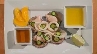 Kalmary smażone z cukinią, bakłażanem i sosem z limonki, pomarańczy i cytryny. 