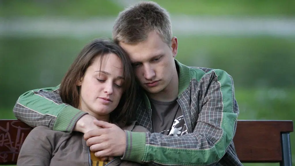 Para rozstała się definitywnie, ponieważ nie przetrwała próby czasu i odległości, Karolina wyjechała do USA, a Igor został sam.