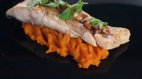 Karp z imbirem, orzechami włoskimi i puree z marchewki 