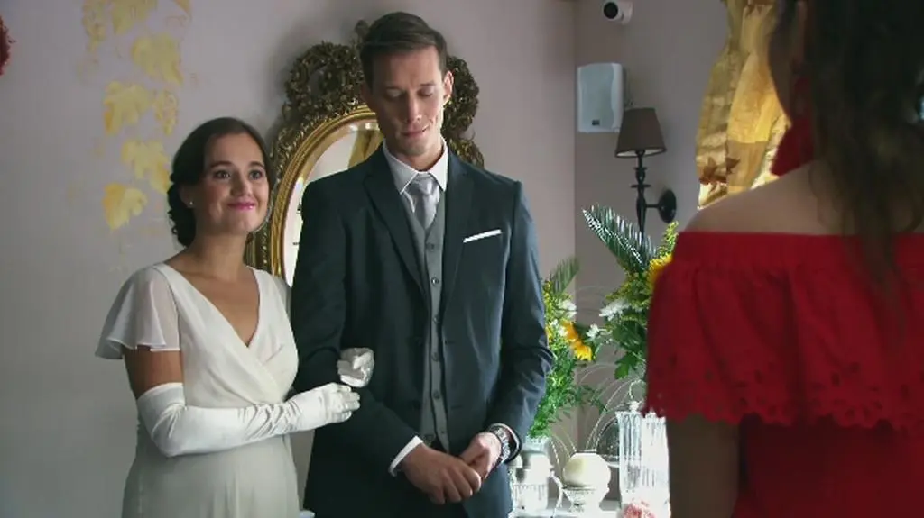 Dziś ślub Darka i Anety. Panna młoda wzywa Kasię – potrzebuje ostatnich poprawek przy sukni ślubnej. Tym samym Bergówna jest zmuszona obserwować swojego ukochanego w objęciach innej… Czy to wytrzyma?! 