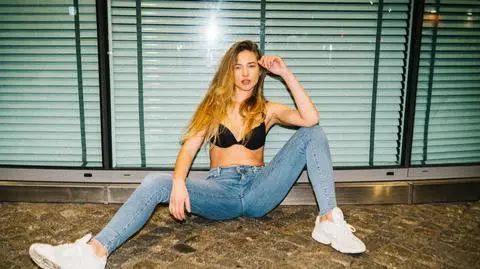 Kinga Dębska w miejskiej sesji na ulicach Warszawy