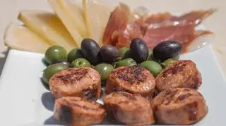 Kinga Paruzel: Smażona kiełbasa „chorizo”,  z oliwkami, manchego (owczym serem) i  szynką „serrano”