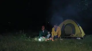 Gabriel i Rafał w 7. odcinku "Królowych Życia" wybiorą się na surwiwalową wycieczkę. Rafał pokazał swojemu partnerowi, jak rozbijać namiot.  