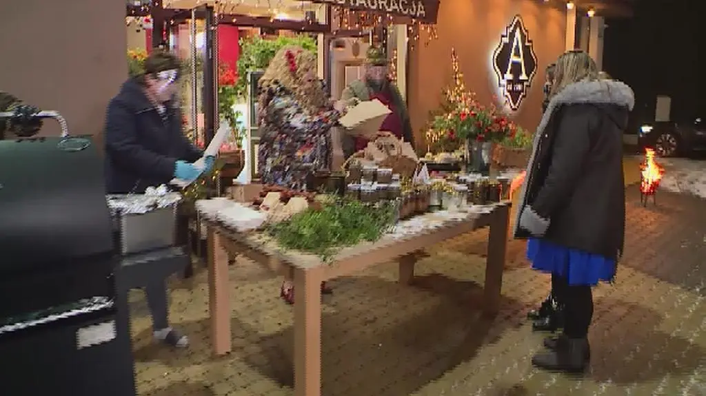 Po trzech dniach rewolucji cas na wielki finał! Kolacja wydana przed restauracją - z uwagi na panujące jeszcze obostrzenia - okazała się sukcesem. Goście chwalili domowy bigos i pyszną kiełbasę. Jak sami mówią, na pewno będą wracać po więcej!