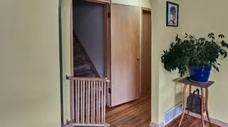 Łuk łączący korytarz z częścią jadalną salonu 