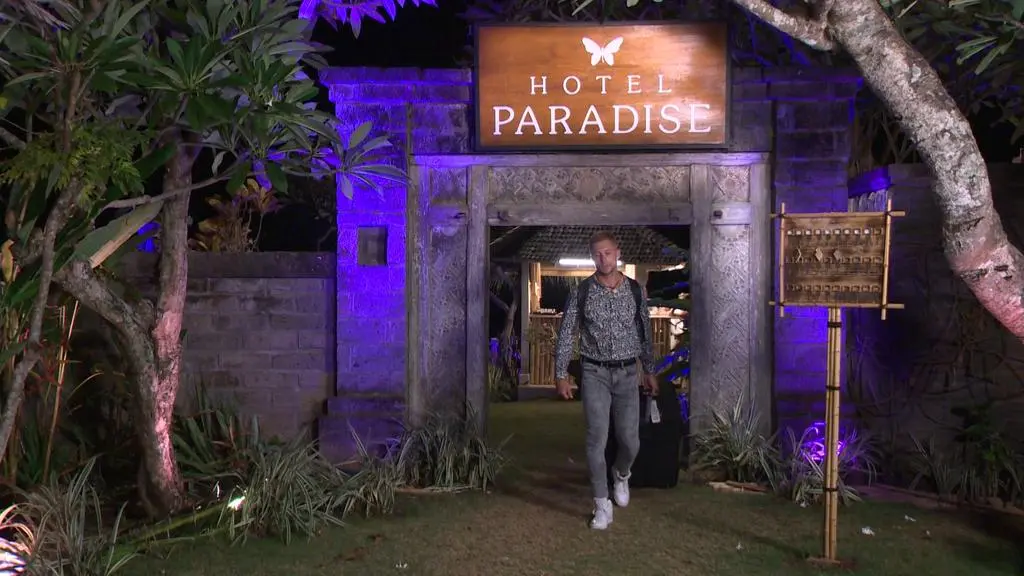 Maciek opuszcza Hotel Paradise