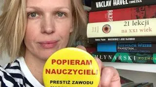 Magda Mołek z przypinką z hasłami popierającymi strajk nauczycieli