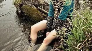 Naturalna Magda Roman pozuje w lesie