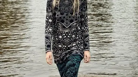 Naturalna Magda Roman pozuje w lesie