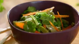 Makaron ryżowy  z domową pastą green curry i warzywami