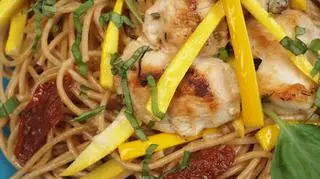 Makaron z kurczakiem i z pesto orzechowym